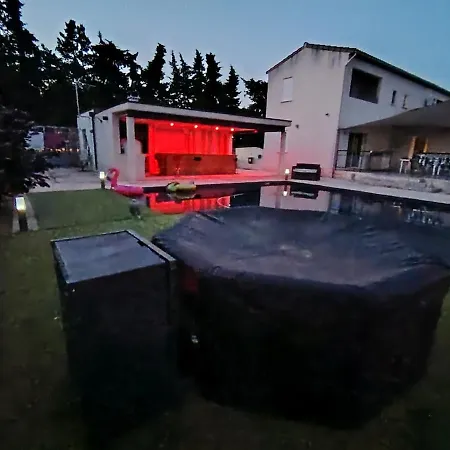 Pool House Petite Camargue شقة *