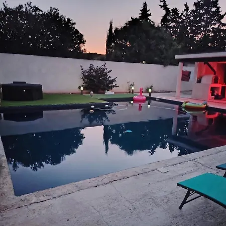 Pool House Petite Camargue Apartamento *
